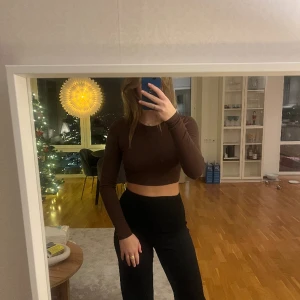 brun kort tröja - aldrig använd 