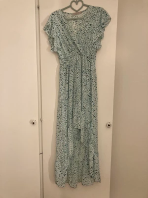 Klänning strl M  - Mintgrön klänning i strl M. Mycket fint skick, använd ett par gånger. 