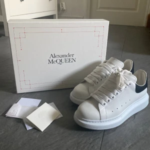 Alexander mcqueen skor - Säljer äkta Alexander Mcqueen skor. Storlek 37 passar även 38. Nyskick och inga defekter, men pris kan diskuteras. Kvitto och box finns, köpt på Savannah