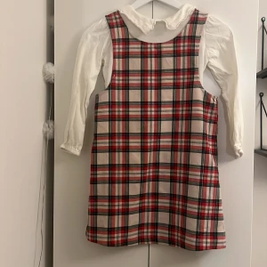 Jul klänning  - Jul klänning i två delar,   storlek 134. Använd 1 gång förra julen 