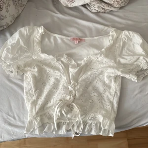 Vit blus  - Jättefin tröja köpt här på Plick säljer då den var förliten, tröjan är i storlek s, och det är ingen stretch.