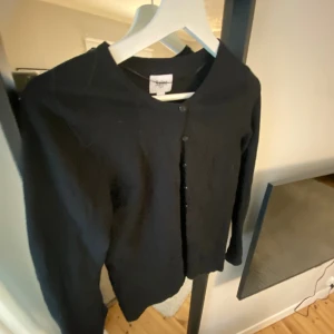 Svart kofta - basic superfin kofta som börjat bli för liten för mig. jättebra skick💞