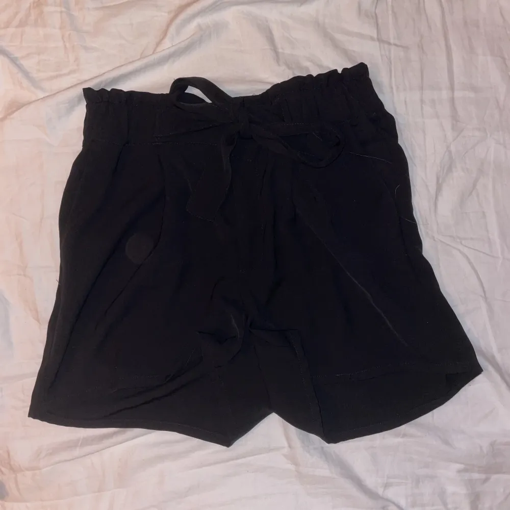 Svarta shorts med knyte i midjan från bikbok. Använda. Shorts.