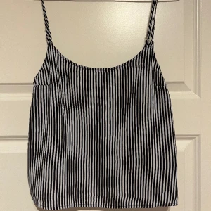 Sommarlinne! - Superfint luftigt linne i marinblått och vitt! Passar perfekt till sommaren bland annat. Säljer då den blivit för liten för mig🙁💕💕💕