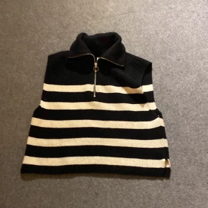 Randig väst - Randig väst från Zara. Storlek 11/12 år men den passar även tioåringar. Har användts 1 gång men den är inte riktigt min stil så därför säljer jag den.  