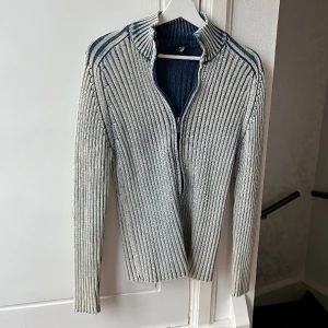 Ribbad kofa - Ribbad kofta med dragkedja 💙🩶