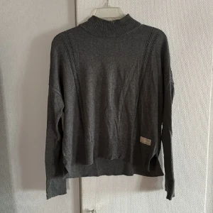 Grå tröja  - Säljer denna fina tröjan från odd Molly. Den har väldigt mycket fina detaljer och är lite högre i halsen. Den är använd men syns inte på den. Tröjan är storlek 0 men skulle säga att den är S/M 🫶🏼🫶🏼