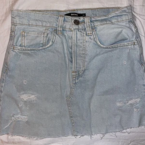 Jeanskjol bikbok - Blå jeanskjol från bikbok i storlek xs. Använd