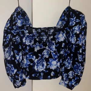 Blommig topp  - Aldrig använd Storlek: 36 men den är stretchig  Nypris: 349kr Mitt pris: 100kr 