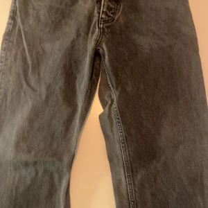 Hope rush - Tjena säljer dessa svarta hope rush strl 32 väldigt fint skick. Nypris är 2000  säljer för 1000   3dje bild referese för hur de sitter på, ser skrynkliga ut pga nytvättade, hör av er om nie sugna🙌🏽🫶