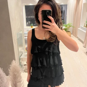 Volang klänning - Fin volang klänning från Hm med urringning. 