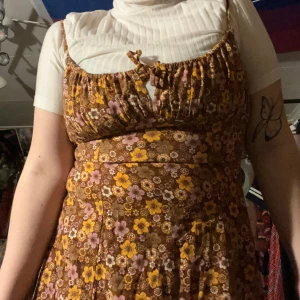 Urban outfitters klänning - Blommig