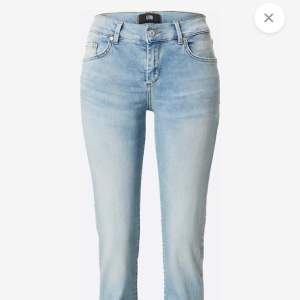 Jättefina jeans ifrån ltb, perfekta inför våren och sommaren! Säker då de inte kommer till användning. Köparen står för frakten😘