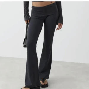 Yoga pants - Säljer svarta helt oanvända yogapants pågrund av att jag aldrig kommer använda dom. DOM ÄR SVARTA