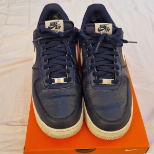 Nike skor - Säljer mina af1 dom är använda men fortfarande bra skick 