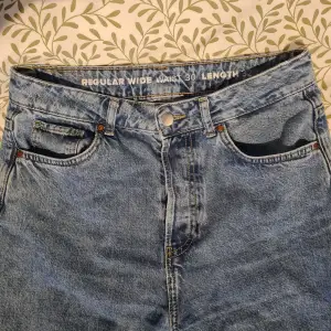 Säljer dessa högmidjade jeans som aldrig kommer till användning längre. De är i bra skick men är slitna längst ner. 
