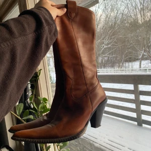 Bruna läderboots med klack - Super snygga boots som tyvärr inte kommer till användning. Köpt secondhand och använda 1 gång. Väldigt bra skick. 
