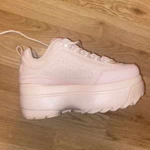 FILA skor  - FILA Disruptor II platform sneakers i rosa. Endast använda en gång, gott som nya förutom undersidan. Kommer inte till användning för mig så säljer för ett bra pris, skriv om ni har frågor. Storlek 39. ☺️ 