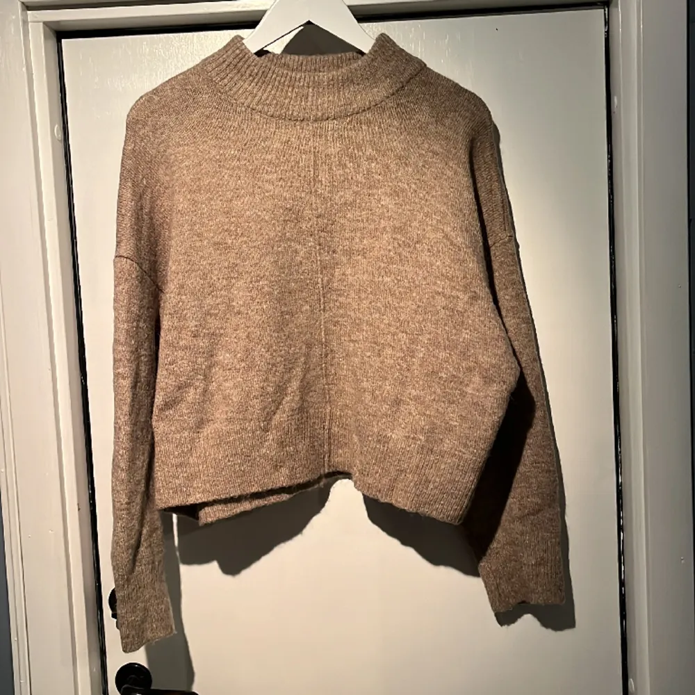 En superfin stickad tröja från Gina tricot🫶Den är beige/brun och har en fin detalj med en linje på både fram-och baksida. Tröjan är i utmärkt skick!. Stickat.