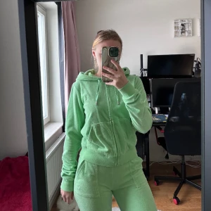 juicy couture - Tröjan är S. Byxor är Xs. Färg är ljusgrön. Har använd några gånger. Så fin. För fler bilder skriv privat. 