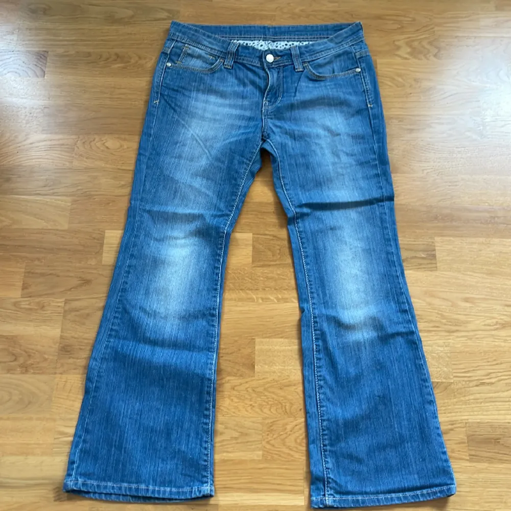 Jättesnygga jeans från Marks & Spencers som tyvärr är för små för mig. Midjemått: 80cm Innerben:68cm. Jeans & Byxor.