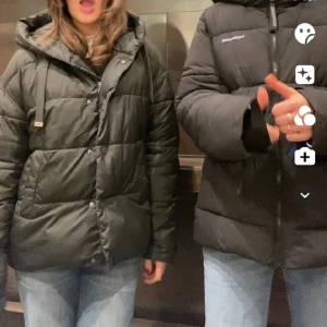 vinterjacka  - Säljer vinterjacka med fin färg från vero Moda, kommer inte till användning längre. Fint skick 💓