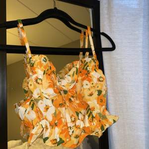 Söt, blommig crop top Strl 42, mindre i storleken 