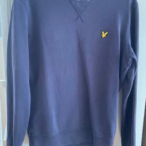 Hej!  Säljer min Lyle & Scott för att den inte kommer till användning  Annars, jättefin och håller relativt värmen nu under vintern.   Finns i storlek S