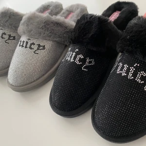 Juicy Couture - Helt nya (oanvända) Juicy Couture tofflor köpta i New York. Hyfsat små i storlekarna pga fodret i fuskpäls så de skiljer inte jättemycket. - 1 par grå i storlek 38-39 - 1 par svarta tofflor i storlek 40-41   700 kr styck/paketpris för båda paren 1200 kr