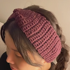 Virkade hårband/pannband för vuxna - Årets gosigaste julklapp: handvirkade pannband/öronvärmare i neutrala färger. Alla banden är stretchiga och passar de flesta.  Referens: Modellen har storlek 54. Material: 100 % ull.  Beställ så fort som möjligt för garanterad leverans innan julafton.