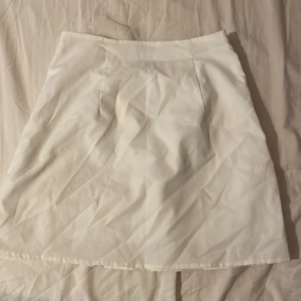 Säljer denna fina vita kjol från shein för 40kr + frakt. Kjolar.