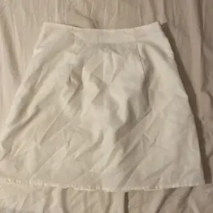 Säljer denna fina vita kjol från shein för 40kr + frakt