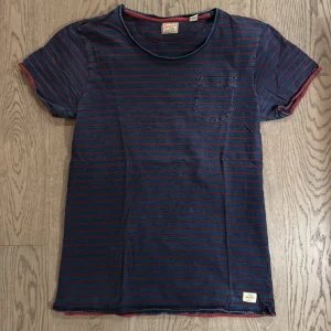 T-shirt Scotch & Soda - Randig med bröstficka