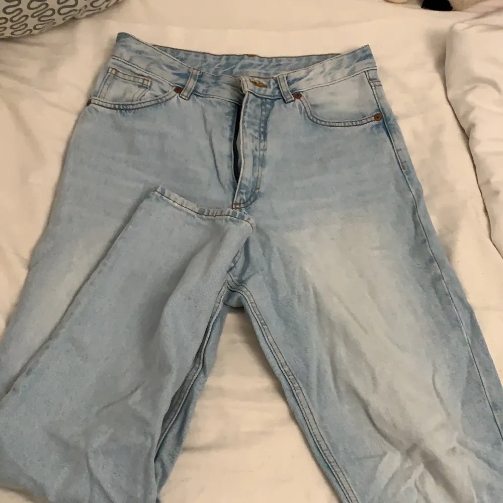 Jeans ifrån monki🌸lite otydligt vart storleken står man jag påstår att den är i S/M då jag har i de storlekarna🌸. Jeans & Byxor.