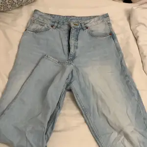 Jeans ifrån monki🌸lite otydligt vart storleken står man jag påstår att den är i S/M då jag har i de storlekarna🌸