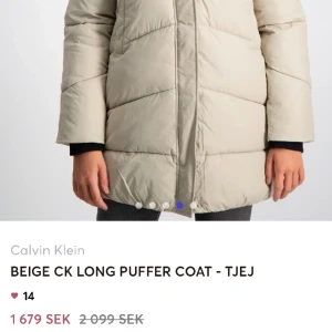 Calvin klein jacka - En nästan helt ny Calvin Klein dun jacka🩷 Inga skador eller slitningar! Storlek 164 men skulle passa en Xs och kanske S. Orginal priset ligger runt 2000 men eftersom den är använd blir den billigare. Alltid öppen för pris förslag!🩷