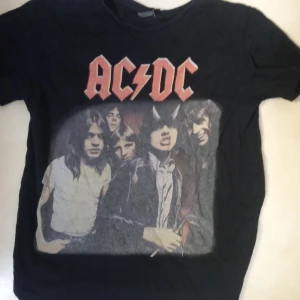 ACDC baby tee - Köpte den när jag va typ 8/9 den e skitsnygg men har aldrig på mig den längre 