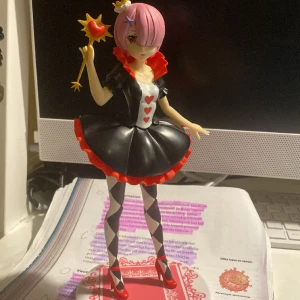 Ram in wonderland figure  - Säljer min Ram figur efter som att jag inte ens vet vilken serie hon är från och hon passar inte direkt med mina andra figurer. Jag köpte henne på comic con 2022 för 450kr men säljer för 260-300kr. LÅDAN KOMMER MED (gör också trades)