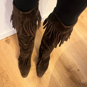 Gucci stövlar med fransar 36 - Stövlar med fransar.  Använda men välvårdade.  Kan behövas en putsning och du har dem som nya.  Storlek 36