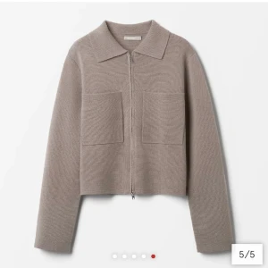 Åhléns kofta  - Säljer denna, vid fler bilder tagna från mig skriv privat. Köpt för 600kr säljer för 300kr. Strlk S. Superfint skick knappt använd 💞💞