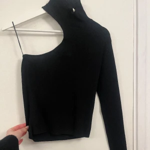 Zara topp  - Zara one shoulder topp med lite högre krage 🤍 storlek M men passar mig som vanligtvis har xs/s 