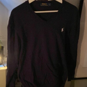 Ralph lauren tröja - Tjena säljer en sjukt fin och fet ralphlauren tröja! Strl L Nypris-1700kr Vårat pris-895kr Skick 9,5/10 Skicka meddelande vid frågor!💫   