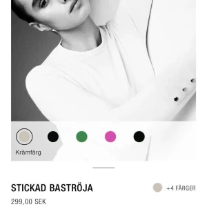 Stickad baströja  - Säljer min super söta stickad baströja i beige med guldiga knappar vid handen/armen, säljer p.g.A har flera andra i olika färger och används aldrig! Den är i bra skick och inga defekter💗 skriv privat för fler bilder💋 