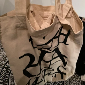 Tygpåse Carin Wester. Vit-beige - Normal tygpåse-storlek. Har liten innerficka som ni ser på bild 3💕