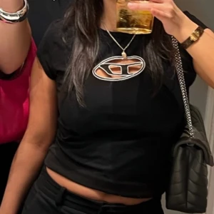 Diesel t-shirt - Säljer denna diesel t-shirt Storlek M men sitter bra på mig som brukar ha xs-s, då den är väldigt stretchig. Använd 2 gånger så den är i nytt skick. Nypris 1000kr