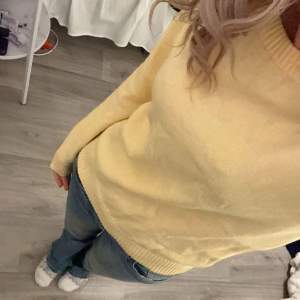 Helt oanvänd gul stickad tröja från vila i storlek xs😍 köpt för 329kr🙌🏻