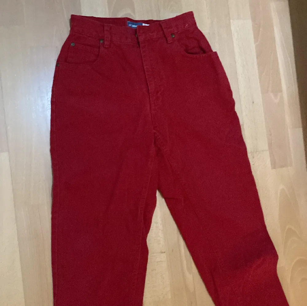 Röda byxor! Jätte kul fit men tyvärr för liten för mig  Xs/S storlek . Jeans & Byxor.