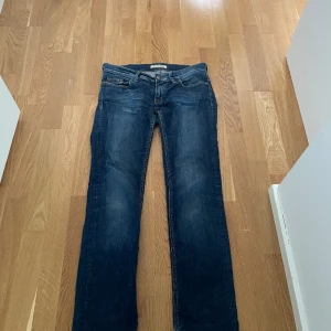Lågmidjade jeans - Jätte snygga lågmidjade jeans! Skulle säga att jeansen är raka. Köpte för ett tag sen från sellpy men används inte längre🤍 för fler bilder skriv privat! Strl står inte men jag skulle säga S