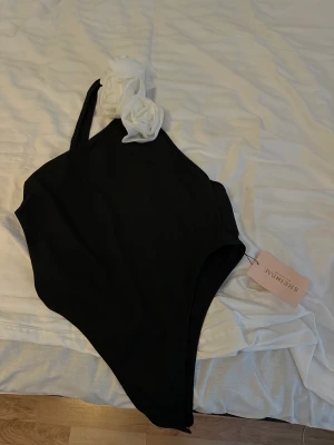 Body med rosor  - Lyxig body med rosor  Helt ny med prislapp  Storlek L