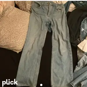 Säljer ett par inte så använda Levis jeans i nytt skick, nypris var runt 1200 säljer för 400 kr 